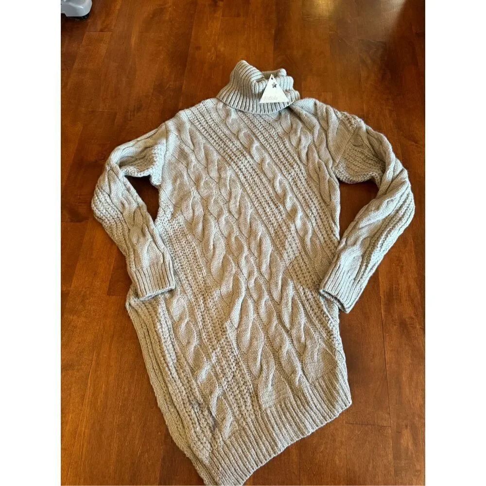 New w tags woman’s Listicle chunky knit sweater